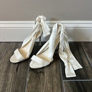 Bella Bella Kate Ivory Silk Ribbon  High Heel With Bow Size 7.5